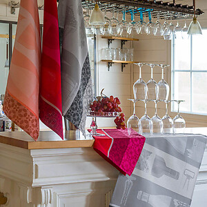 Le Jacquard Francais Vin en Bouteille Pink Cotton Tea Towel